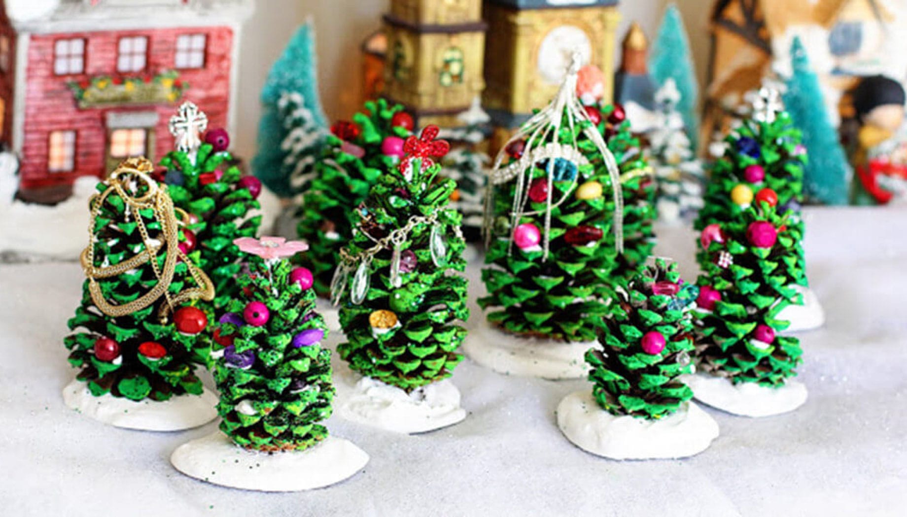 diy-christmas-trees Pine cone Christmas tree craft.